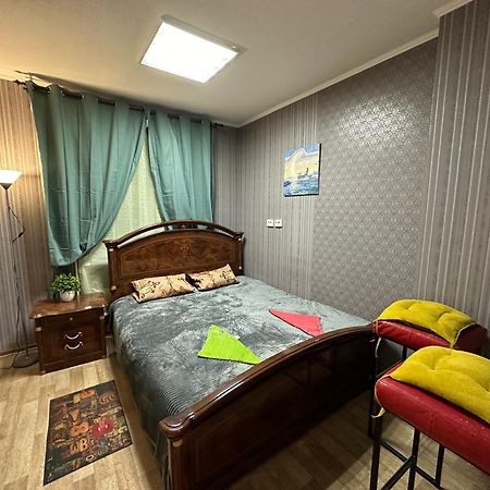 Ararat-Poznyaki Hostel Kyiv Exterior photo